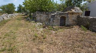 Gradbeno zemljišče z oljčnim nasadom v bližini Vodnjana, Istra