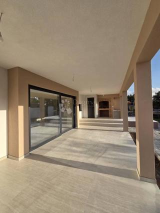 Briševo moderna enonadstropna hiša z velikim vrtom