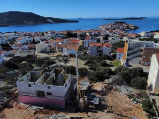 PRIMOŠTEN - VRHUNSKA LOKACIJA, STANOVANJE V PRITLIČJU