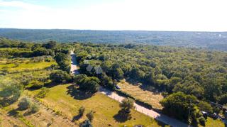 Gradbeno zemljišče v mirni vasi – Občina Marčana