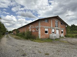 Velika gospodarska zgradba 600 m² na 12.000 m² ograjenega zemljišča