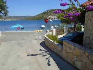 ROGOZNICA - HIŠA 3. VRSTA OD MORJA Z RAZGLEDOM