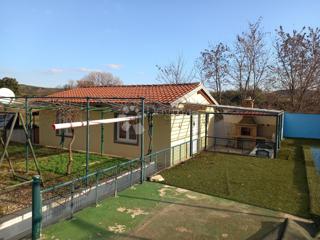 Mir in prostor v predmestju Rovinja - Dve hiši z bazenom