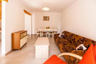 DVE AVTOHTONI POČITNIŠKI HIŠI - Marčana