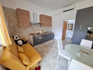 POREČ - Apartma v pritličju z vrtom 2 km od morja