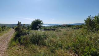 Zemljišče 932m2 – mir, dostop in zelenje