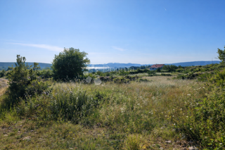 Zemljišče 932m2 – mir, dostop in zelenje