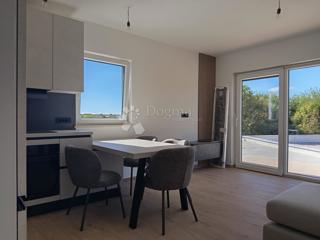 Moderno dvosobno stanovanje z bazenom