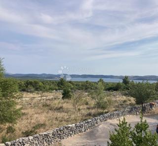 Gradbeno zemljišče s pogledom na Prukljansko jezero