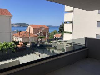 NOVOGRADNJA SEGET DONJI, TRISOBNO STANOVANJE – 150 M OD MORJA!!