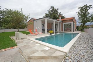 Moderna enonadstropna hiša z bazenom in popolno zasebnostjo Novogradnja, takoj vseljiva