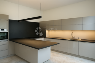 Prostorno stanovanje v središču Osijeka!