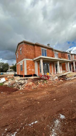 NOVOZGRAJENA POL-SAMOSTOJNA VILA V BLIZINI POREČA