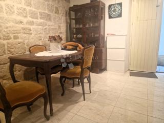 Očarljiva hiša z dvoriščem v središču Paga