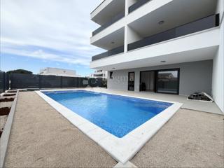 NOVIGRAD - LUKSUZNO STANOVANJE Z BAZENOM