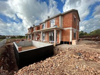 NOVOZGRAJENA POL-SAMOSTOJNA VILA V BLIZINI POREČA