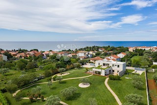 Luksuzna vila na dvignjenem terenu s pogledom na morje in mediteransko zelenje