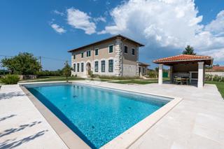 PREJ ITALIJANSKA ŠOLA, ZDAJ POPOLNA VILA