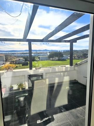 Trisobni apartma z 2 balkonoma in teraso - Crno, Zadar