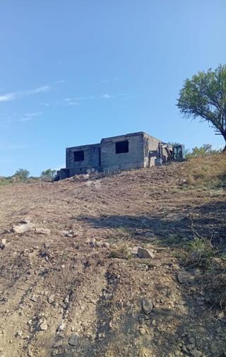 Kamnita hiša za prenovo in zemljišče v miru Ravnih Kotarjev
