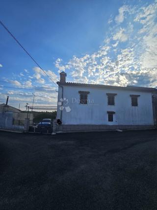 Vseljiva hiša z vrtom, konobo in garažo - mirna lokacija v bližini Barbana