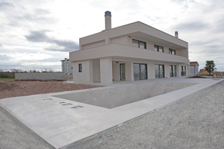 MODERNA VILA Z BAZENOM V NASELJU PRI POREČU