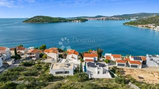 ROGOZNICA - LUKSUZNA VILA Z RAZGLEDOM Z VRHU