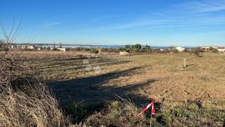 Gradbeno zemljišče v bližini morja, infrastruktura