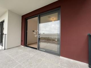 Kvalitetno stanovanje v novogradnji z dvigalom in garažo, Umag