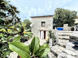 Prekrasna renovirana kuća z okućnico! Otok Krk!