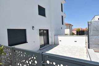 Stanovanje s pripadajočo garsonjero in vrtom! Malinska!