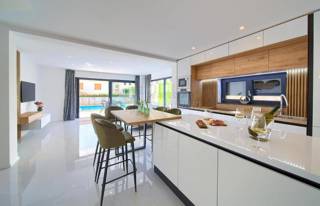 Čudovit apartma v Malinski! Bazen in vrt!