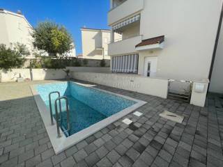 Apartma z zasebnim vrtom in skupnim bazenom!