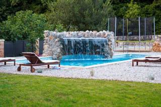 Očarljiva vila z vrtom 3000m2 in bazenom!