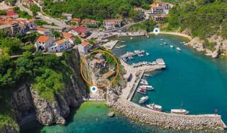 Kamnita vila na skali nad morjem s pogledom na morje!