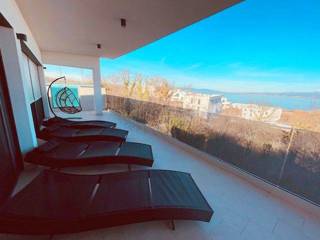 Luksuzni penthouse z bazenom na strehi in odprtim pogledom na morje!
