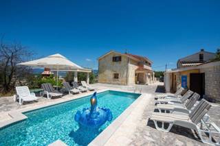 Edinstvena mediteranska vila z bazenom, savno in velikim vrtom!