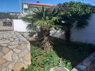 Hiša z 2 apartmajema, velik potencial! Otok Krk