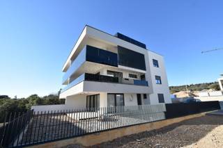 Prostorno stanovanje z bazenom na strešni terasi!