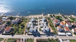 Dvoetažno oblikovan stan tik ob morju v urejenem naselju