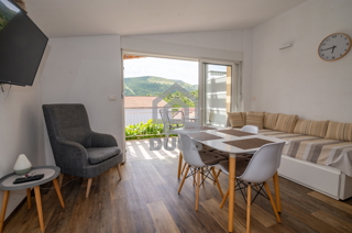 POSEBNA PONUDA - Vila leži le 20 metrov od morja s tremi apartmaji - Grebaštica