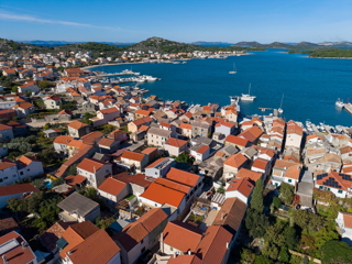 Prekrasno obnovljena kuća u centru Murtera sa dva odvojena stana