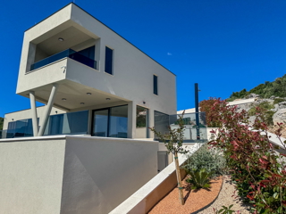 Luksuzna vila v naselju Betina z bazenom in pogledom na morje