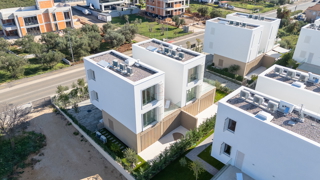 Čudovito stanovanje tik ob morju na dveh nadstropjih s tremi spalnicami