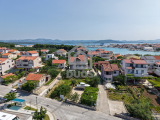 Čudovita hiša s 5 stanovanji v središču Murterja s parkiriščem in vrtom