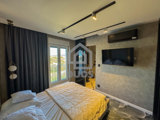 Čudovito stanovanje na vrhu stavbe s strešno teraso tik ob morju