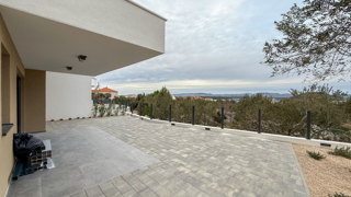 Stan v pritličju zgradbe z dvema spalnicama in dvema parkirnima mestoma