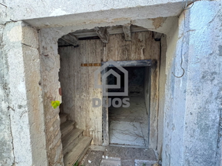 Kamnita hiša v nizu za obnovo