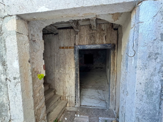 Kamnita hiša v nizu za obnovo