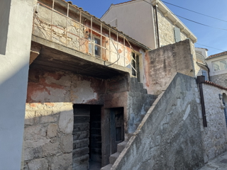 Kamena hiša tik ob morju za obnovo v Murterju